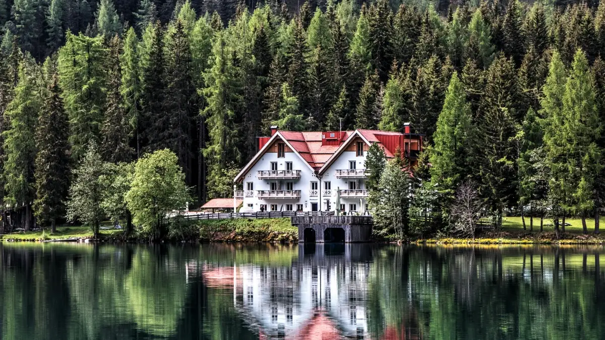 יוצרי תוכן ישראלים שמחפשים מותגים של חוף השנהב ב‑WhatsApp — איך לפנות ולהשים להם מדריכי טיול שממכרים