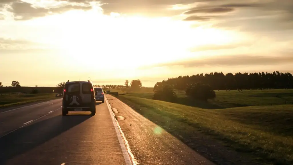 מדריך מעשי ליוצרי אופנה מישראל: איך לפנות למותגים מקסיקניים ביוטיוב, לייצר שיתופי פעולה ולקדם wardrobe haul עם טכניקות שסופקו מהמגמה העדכנית של וידאו־קומרס.