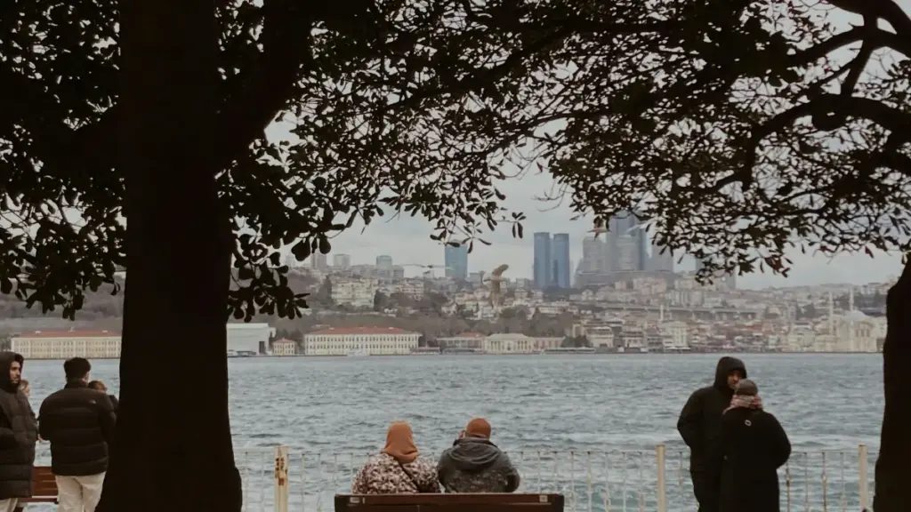 מדריך מעשי ליוצרים בישראל: איך לאתר ולפנות למותגים מאזרבייג'אן דרך Apple Music ובקמפיינים של ביקורות מלונות ממומנות.