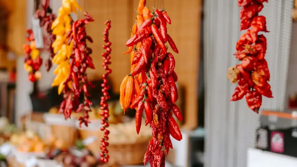 מדריך פרקטי ליצירת קשר עם מותגי קמבודיה בטוויטר, שיתופי תכנים מקומיים ואיך להמיר פנייה לטראפיק וערוצי שיתוף אותנטיים.