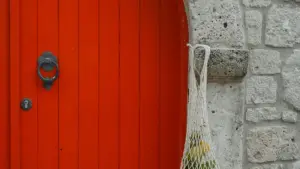 מדריך פרקטי ליצירת פיצ'ים נכונים, לניווט בהרגלי הצריכה של המותגים בפינלנד ובטקטיקות תקשורת ב‑Twitter כדי להשיג שיתופי פעולה על ביקורות מלונות.