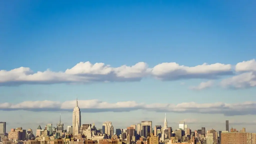 מדריך פרקטי למצוא יוצרי Facebook באלג'יריה, לסנן נכון, לשלוח PR חכם, ולבנות שיתופי פעולה שמביאים תוכן ולא רק לייקים.